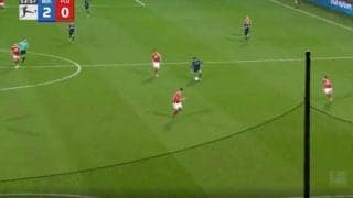 「あんなパスもできるのか…」「司令塔だな」ジャガー・浅野拓磨が守備陣を無効化した超絶キラーパスを炸裂した瞬間　DF2人が触れない！針の穴を通すような美しすぎるパス