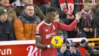 助走なしで30m級“超ロングスロー”炸裂！ 一瞬でゴール前の身体能力がエグすぎる「あそこまで飛ぶ？？」圧巻の飛距離に識者驚愕