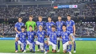 サッカー日本代表主将・遠藤航に渡された「緑の逆三角形」【サッカー界の謎「小さな旗」の意味を追う】(1)