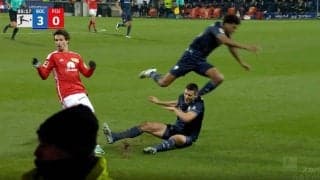 スタジアム騒然！「大丈夫かよ…」「痛すぎる」 強烈なヒザ蹴りが頭部に直撃した衝撃の瞬間　爆速スピードのままチームメイトからまさかの殺人タックル