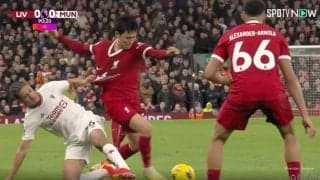 メチャクチャ潰してる！「1対1強いな…」「デュエル王復活」 リバプール遠藤航が激しい肉弾戦を制してボール奪取した瞬間　ユニフォームが破れるレベルの掴み合いにも動じない強靭フィジカル