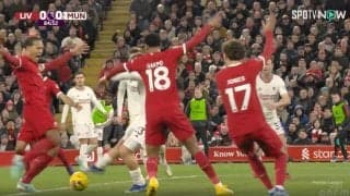 物議を醸す判定…「ハンドしてるだろ！」「これはファウル取れない」 意見が真っ二つ！リプレイ映像を見ても腕に直撃 ボックス内で問題シーンが起きた瞬間