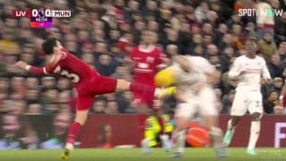 あわや退場レベル！「危ねえ」「大丈夫か…」 リバプール遠藤航の危険なハイキックを炸裂した瞬間　ボールに突っ込んできた相手選手の腹部に直撃