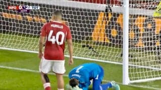 やっちまった！GKがとんでもないキックミス→痛恨失点でピッチ叩き激昂 「あーあ」「見えんかったか」守護神が頭抱えた絶望“プレゼントパス”にファン落胆 