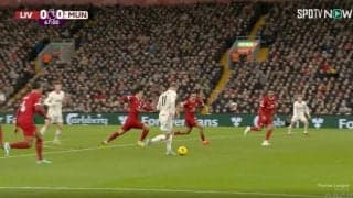 スタジアム騒然！「ベストプレー」「職人すぎる」 リバプール・遠藤航がチームの大ピンチを防ぐ“超絶カバーリング”炸裂　マンUの必殺カウンターを完璧守備で封じた瞬間