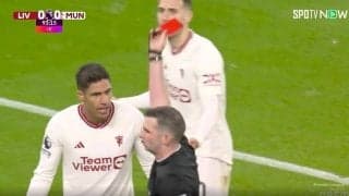 審判ブチギレ！「お前、ちょっと来い」 1秒間で\"2連続警告\"で電光石火の退場宣告をした瞬間　マンUの爆速DFが怒りの猛抗議… スーパープレー後の衝撃の退場劇にスタジアム騒然