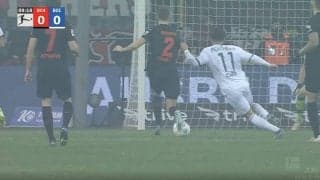 サポーター騒然！「速すぎるだろ」「絶好調だな」 ジャガー・浅野拓磨がゴールに襲いかかる瞬間　縦パスに野生的反応→完璧な抜け出しとターンでボックス内へ侵入