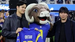 大谷翔平、NFLの試合にサプライズ登場で騒然　ラムズの「17」特別ユニ贈られ笑顔