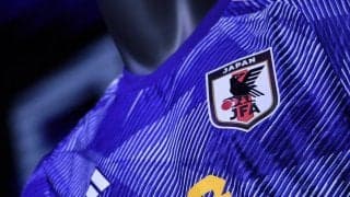 「かわいい」「似合ってる」ドイツで首位折り返しの元日本代表FWが笑顔で「めりくり」！「日本に帰って来ないかなぁ」などの声が広がる