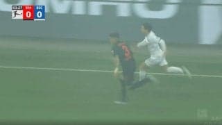 スタジアム騒然！「見えねえ…」「スゴすぎる」 ジャガー・浅野拓磨が煙の中でも圧倒的スピードで大爆走した瞬間　熱狂的サポーターの発煙筒で選手たちが消える緊急事態