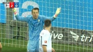 態度が悪い“問題児”キーパーがブチギレ！「文句言いすぎ」「ずっと仲悪いな」 フルボッコにされるDF陣を激しく責め立てるシーン　怒りまくるベテラン守護神が荒ぶり続ける瞬間