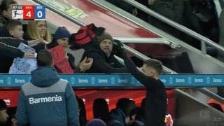 ビッグクラブが注目！市場価値156億円の男がとった“神対応”が話題に「優しすぎる！」「すごい価値になりそう」 交代直後にベンチ裏の少年へ見せた感動シーン