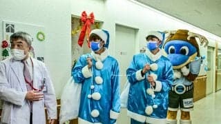 J1川崎の2選手が“ブルーサンタとして市内病院を訪問！ 子どもたちと触れ合い、「与えるパワーは自分の活躍次第でどんどんデカいものになる」と飛躍期す