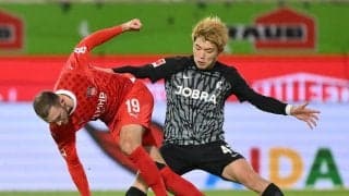 相手は汚いファウルで警告！堂安律、ハードプレスの完璧すぎる守備が炸裂した瞬間「良いプレッシャー」「ナイスディフェンス」