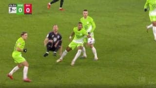 怪物は蹴りまくって止めるしかねえ！「審判どこ見てんだよ」「イエローだろ！」 容赦ないローキック2連発でバイエルンのエースが吹っ飛ばされた瞬間　FWケインが蹴り上げられる危険シーン