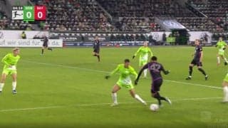 「メッシかよ！」「魔法使い」 相手DFを狂わせる天才的ドリブルを炸裂した瞬間　もはやファウルでしか止められない “ドイツの至宝”の超絶テクニック