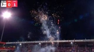 「やりたい放題やな」突然の“花火大会”で後半開始直後に試合中断！堂安律もビックリ、サポーター愚行の瞬間「せめてハーフタイム中にやれよ」「ハッピーニューイヤーには早すぎる」