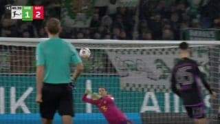 監督もキーパーもブチギレ！「おい、ちゃんと守れよ！」 弾丸ミドルシュート被弾→バイエルンの守護神が怒りの鉄槌を下す　味方DF陣の甘い守備対応を激詰めした瞬間