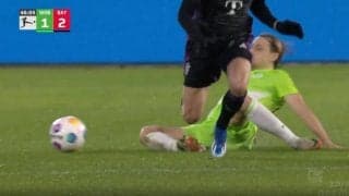 「退場だろ！」「逆ギレすんな」スタジアムに響く断末魔の叫び！ 背後から危険すぎる“殺人タックル”が直撃した瞬間　食らった選手が吹っ飛んだ危険プレー