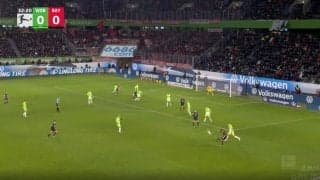 「めちゃくちゃ上手い」「面白いボールだ！」 一瞬を狙い撃ち！美しすぎるクロスが炸裂した瞬間　逆足でキック→完璧ヘッド弾 “王者・バイエルンの象徴”のスーパープレー