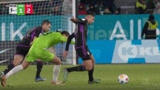 ナメた態度にブチギレ！「おい、ボール返せよ！」 リスタートを邪魔されて激怒→ブッ飛ばしてボールを奪い返した問題シーン　突き飛ばされた19歳神童がピッチに倒れ込む