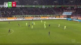 スタジアム騒然！「天才かよ」「そこ通す？」 相手DF6人の間をぶち抜く40メートル級“超絶スルーパス”が炸裂した瞬間　ゴールだけじゃない“現世界No.1FW”のスーパープレー