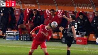 大事故クラスの顔面キック！堂安律チームメイトの“潰し屋”、顔を蹴って相手FWを悶絶させた瞬間「ギリギリで足を引いたが…」と実況も心配