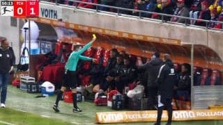 「そこからそこまでイエローカードな」ブチキレのコーチ陣が鬼形相レフェリーに“一斉警告”を食らう瞬間！判定と裁定にスタジアムは大ブーイング「今日の主審危うい」