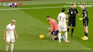 「怖すぎる」「ヤバいな…」 あわや一触即発！怒りの報復タックル→吹っ飛ばして仁王立ち　ブラジル代表の悪童FWが相手選手にメンチ切りの瞬間