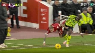 「さすがに危ないぞ」「接触は正当」リヴァプールvsアーセナルの危険な接触プレーが物議　吹っ飛ばされた選手が鎖骨骨折、監督も大転倒で「まったく大丈夫じゃない」