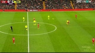 「もはや卑怯」「ピルロやん」リヴァプールDFが“必殺・魔法の右足”を炸裂！プレミアリーグDF最多アシストの金字塔を達成した瞬間に「バケモノ」「あの位置が見えてるのか」