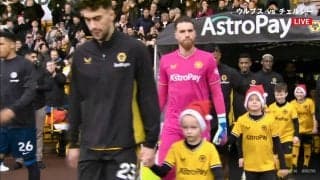 プレミア28年ぶりの“クリスマスイブ決戦”にサポーター猛反発！ 「誰も頼んでいないプレゼントだ」史上2度目の異例開催もスタジアムを“青いサンタ”埋め尽くし観客熱狂