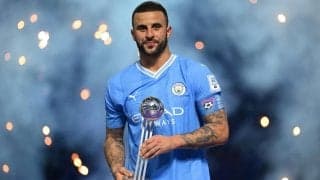 「なにしてんねん」「えぐい」本物？CG? ウォーカーが獲得した4つのトロフィーを片足立ちで同時に掲げる!! その体幹が話題に「体幹強すぎ」