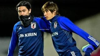 「純也可愛すぎんか」リーグ・アン公式が製作したクリスマス“ダサセーター”姿の伊東純也＆南野拓実が話題！「特別ダサいセーター着させられてません？」との声