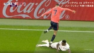 スタジアム騒然！「退場させろよ」「絶対わざとだろ…」 サポーターが悲鳴を上げる超危険ラフプレー　スライディングを避けてジャンプ→足で思い切り踏みつけた瞬間