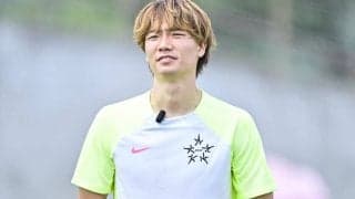 「とんでもねぇ奇抜な滉ｗ」ボルシアMG板倉滉が“ご機嫌な”クリスマスドレスコードを披露！「ケンゴを超えてきたｗ」「久々に見たらこうなってたのマジ笑う」との声