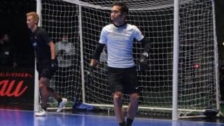 「悔しさしか残っていない」「最悪な日です(笑)」本田圭佑にPKをセーブされ、本田に決められ敗れたGK長友佑都が悔しさ露わに「永嗣さんに電話します」