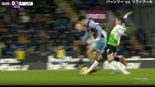 大ブーイングの嵐！「狙ったな」「確信犯」 悪童が\"らしさ全開”の危険ラフプレーを炸裂した瞬間　ファウル上等！背後から足踏みつけタックルで吹っ飛ばす