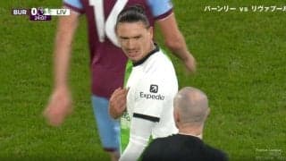 審判にブチギレ！「俺のファウルだと？」「どこ見てんだよ！」 疑惑の“ゴール取り消し”判定に大激怒　リバプールの悪童FWが主審にメンチ切りの瞬間