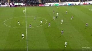 「上手すぎる」「なんでもできるな…」 リバプール遠藤航が美しすぎる“低弾道ロングフィード”を炸裂した瞬間　最終ラインから正確なキックで高精度パス