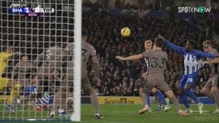 「VARの存在忘れてる？」スウェーデン代表MFのあからさま過ぎるファウルが話題　相手選手のユニフォームをありえないほど引っ張り倒してファン唖然「愚かすぎる」