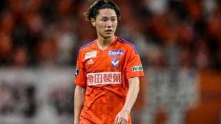 「赤白は新鮮」「似合ってるぜ」オランダ移籍の三戸舜介の初々しい“赤白襟付きストライプ”ユニフォーム披露にファン興奮！「三戸チャンが三戸サンにみえるよ」の声