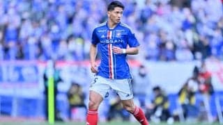 「綺麗な奥様」「美男美女」横浜FMのイケメンDFが昨季結婚したモデル妻らとの家族ショット公開！ ペアルックの服装で並んだ夫婦写真