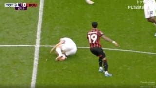 痛恨の“自滅プレー”でスタジアムに悲鳴！「これは痛すぎる」「エグいな…」 ドリブルを潰しに行く→激しく衝突&相手の足に直撃して返り討ちにされる瞬間