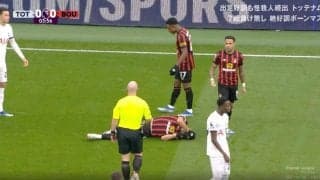 選手がぶっ倒れてスタジアム騒然！「これは痛い」「エグいな…」 味方選手からまさかの強烈エルボーが顔面に直撃する瞬間　一発ノックアウト→主審が試合を止める事態に