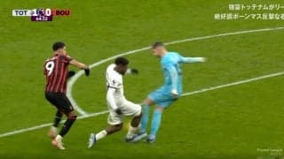 スタジアムに悲鳴！「何してんだよ！」「マジかよ…」 審判がドン引きするレベルの容赦ないハードタックルが炸裂した瞬間　イタリア代表GKがボールと味方選手をクリアした衝撃プレー