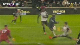 あわや大怪我！プレミアリーグのタックル王がゴール前で強烈過ぎるロケットスライ発射の瞬間「ヒリヒリする」命懸けのディフェンスにファンは大興奮「すげえタックル」