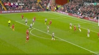 「打つ前のモーションがカッコよすぎる」リバプール遠藤航が右足を振り抜いて豪快ミドルシュートを炸裂した瞬間　鬼の波状攻撃！エリア外から積極的にゴールを狙う