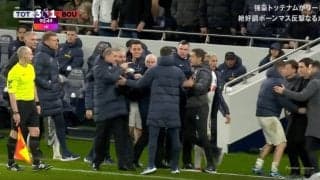 ベンチで場外乱闘が勃発！「日本ではこんなの見たことなかった」 勘違いから一触即発？ 両軍の選手やスタッフが大揉め→イエローカードが乱れ飛ぶ　冷静沈着なポステコグルー監督もブチギレ