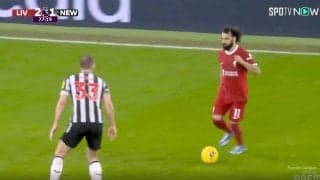 世界中で話題に！「もはや神」「鳥肌立った」相手DFが一歩も動けず… 想像をはるかに超えた“超絶アウトサイドパス”が炸裂した瞬間　リバプールFWサラーのエグすぎるスーパークロス